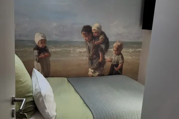 Doppelbett mit maritimem Wandbild