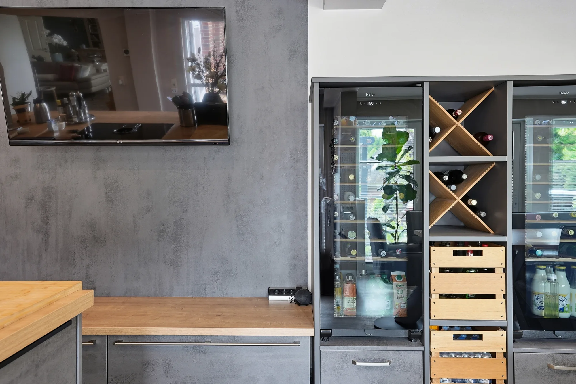 Wohnbereich-Detail mit Weinkühlschrank, Weinregal und Vitrine in der Eigentumswohnung Burghaus Grimersum