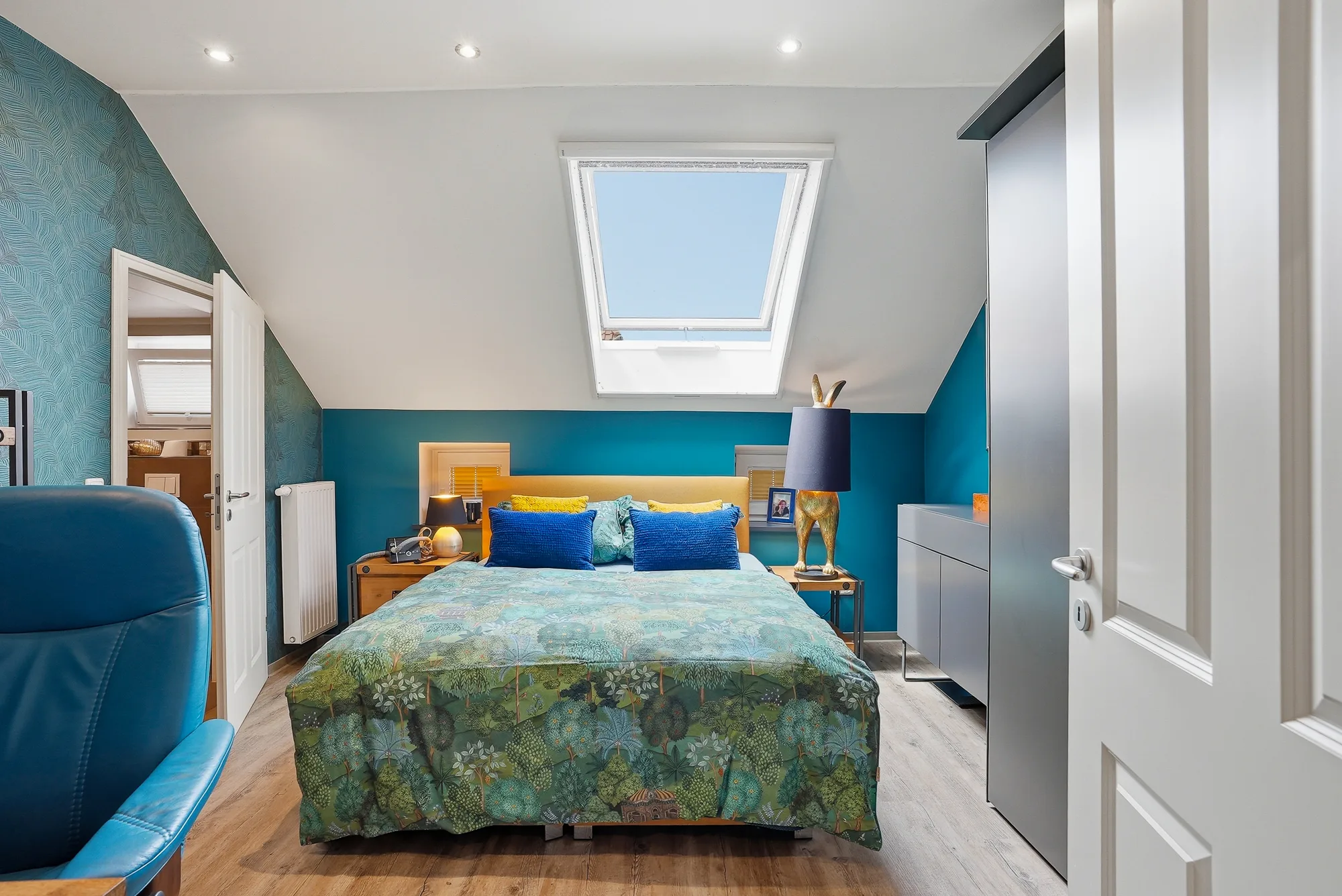 Helles Schlafzimmer mit Dachfenster – eine von drei Schlafsuiten
