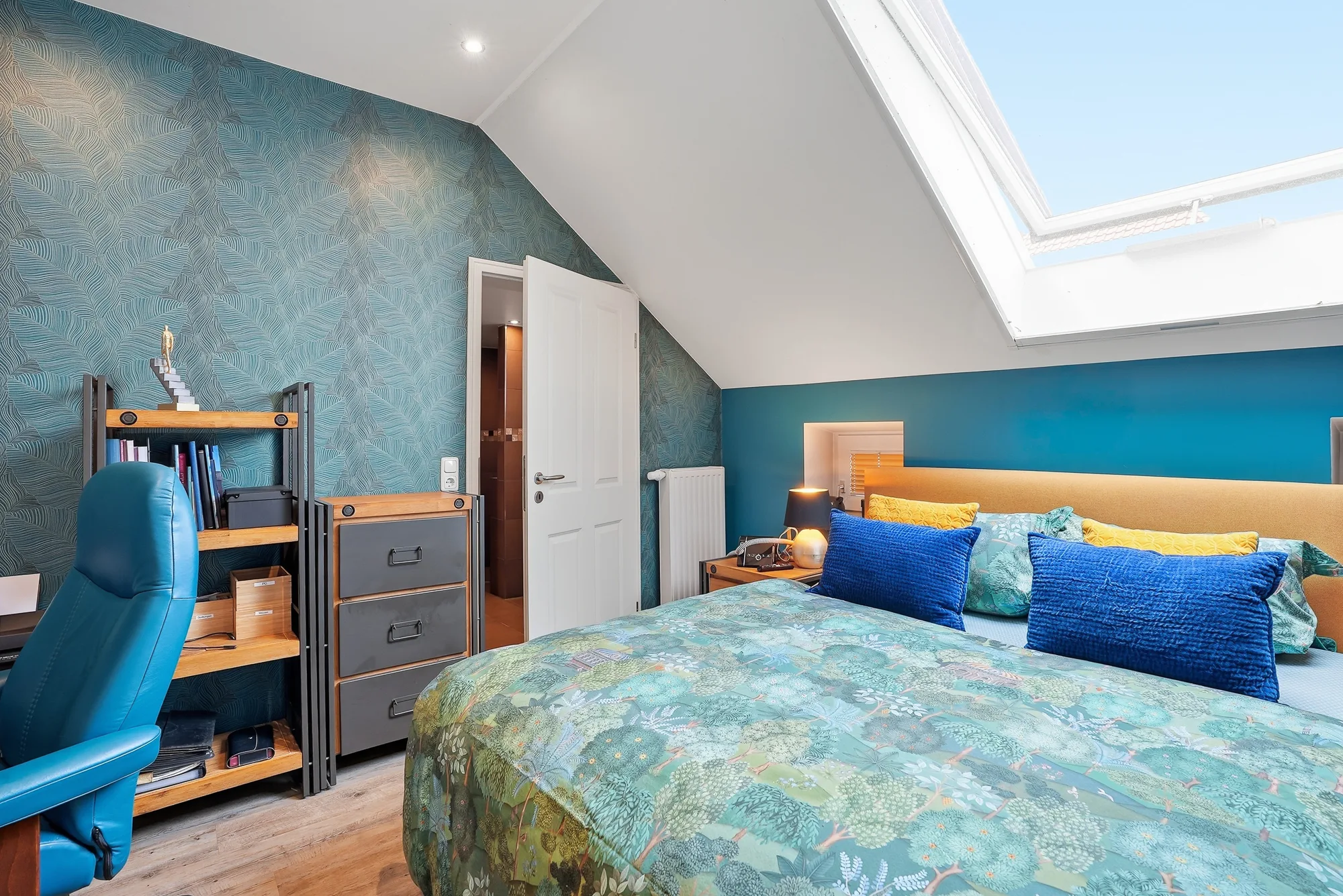 Schlafzimmer mit Dachschräge, Dachfenster und Arbeitsplatz