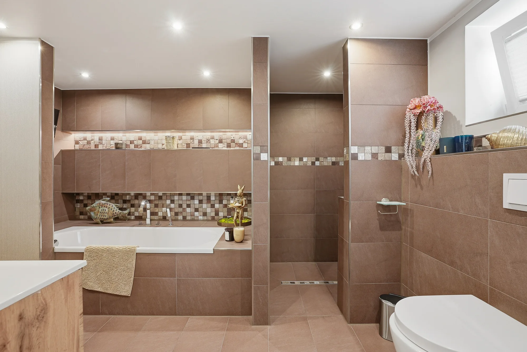 Modernes Suite-Badezimmer mit bodengleicher Dusche und Badewanne