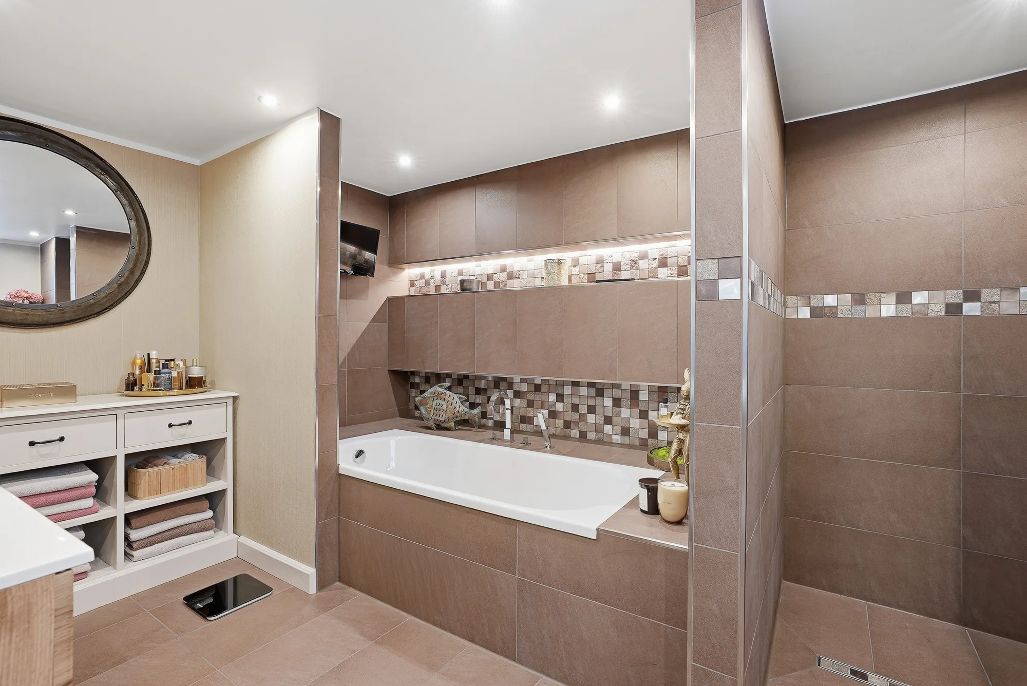 Suite-Badezimmer mit Badewanne, Doppelwaschtisch und Spiegel