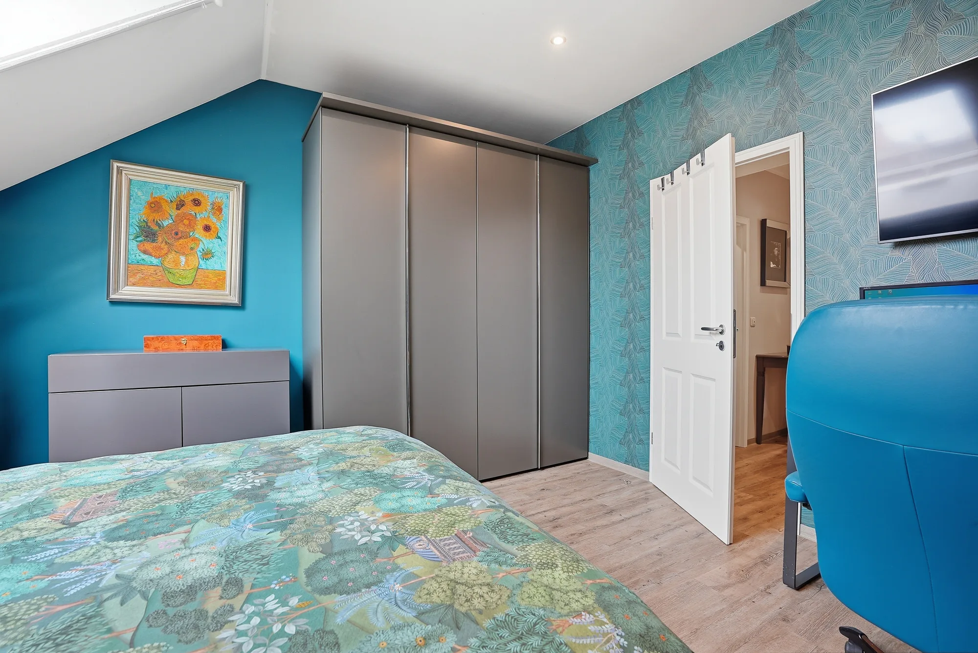 Schlafzimmer mit Einbauschrank und Zugang zum eigenen Bad