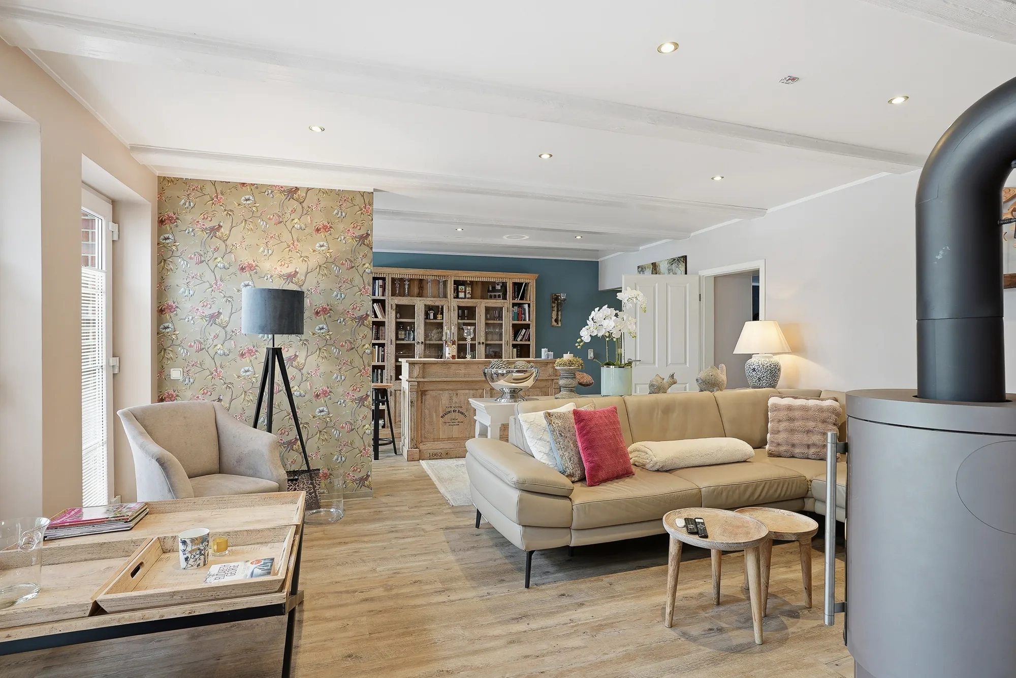 Heller Wohnbereich mit Kaminofen und Bücherwand in der rund 229 m² großen Erdgeschosswohnung