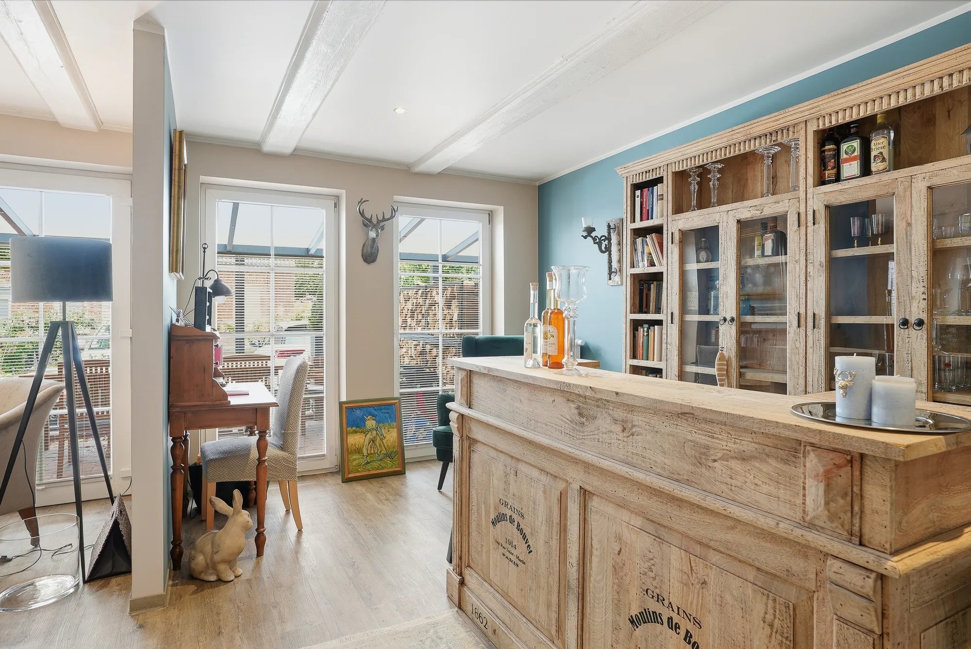 Hausbar mit massiver Holztheke in der Erdgeschosswohnung im Burghaus Grimersum