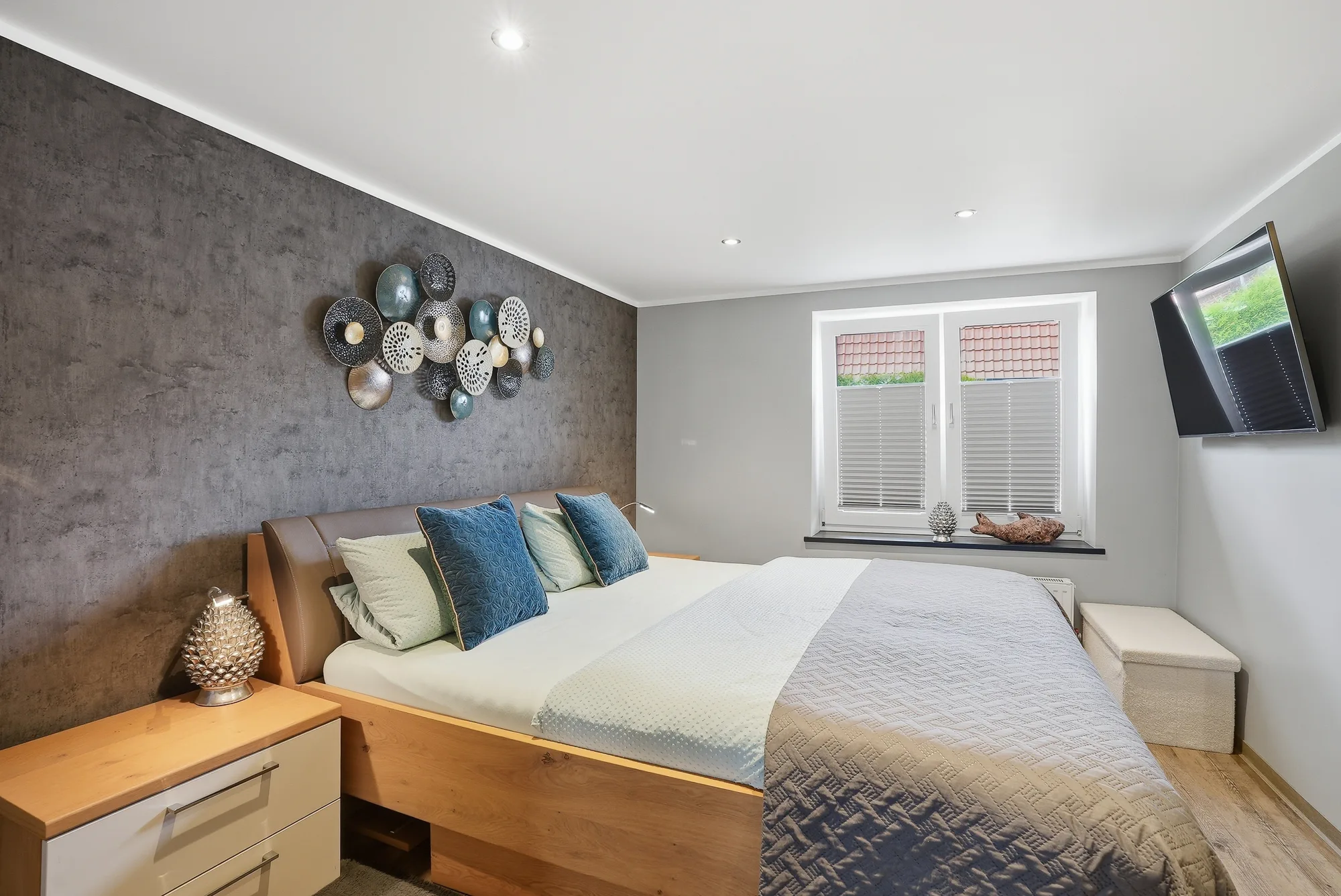 Ruhiges Schlafzimmer mit Doppelbett und Fenster in der Erdgeschosswohnung
