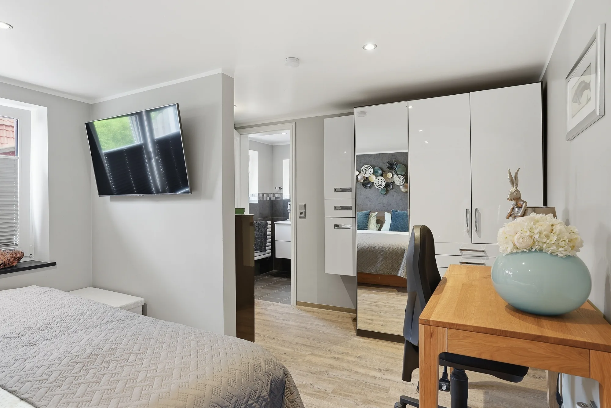 Schlafzimmer mit Ankleide, Einbauschränken und Schreibplatz