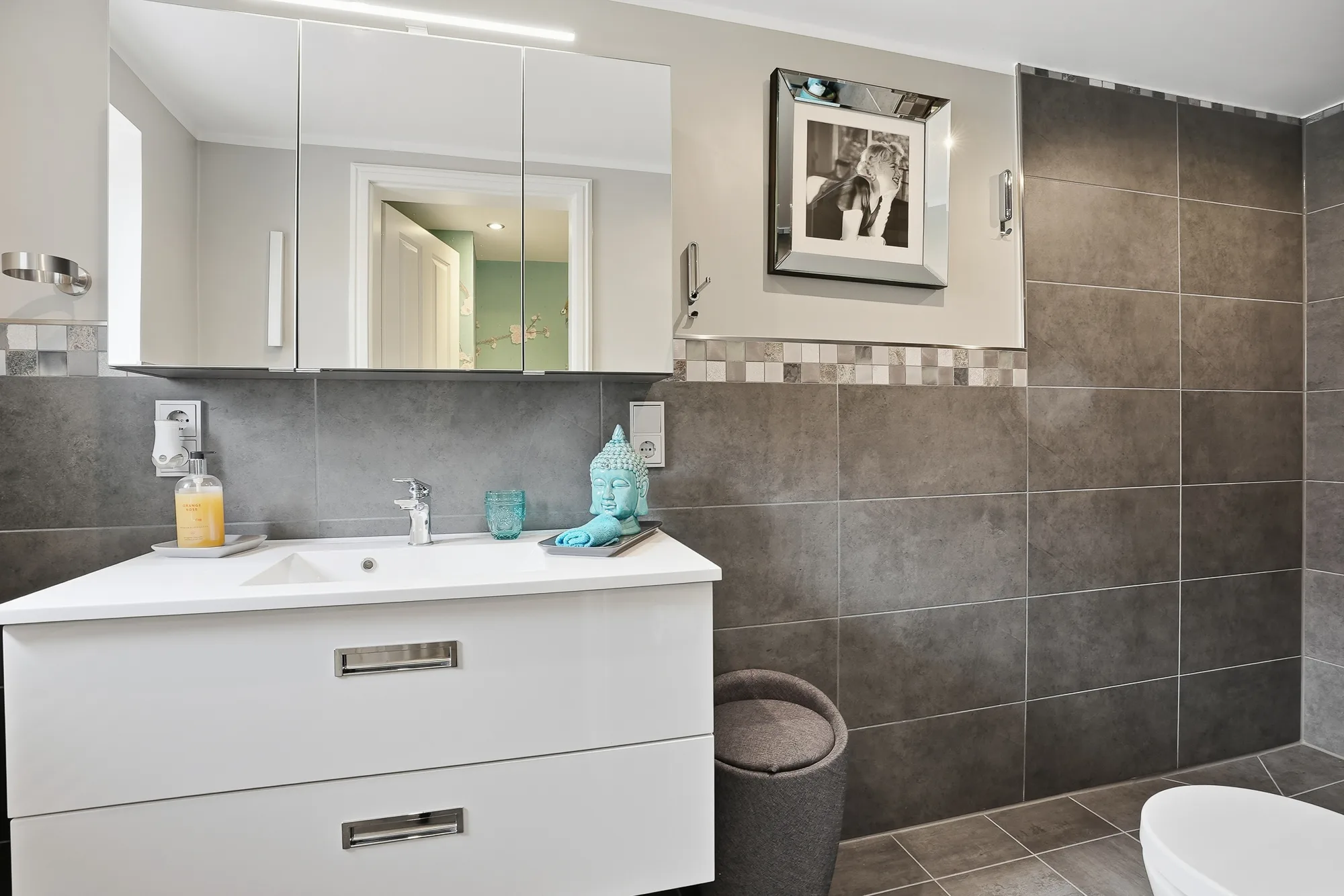 Modernes Badezimmer mit Waschtisch und Spiegelschrank