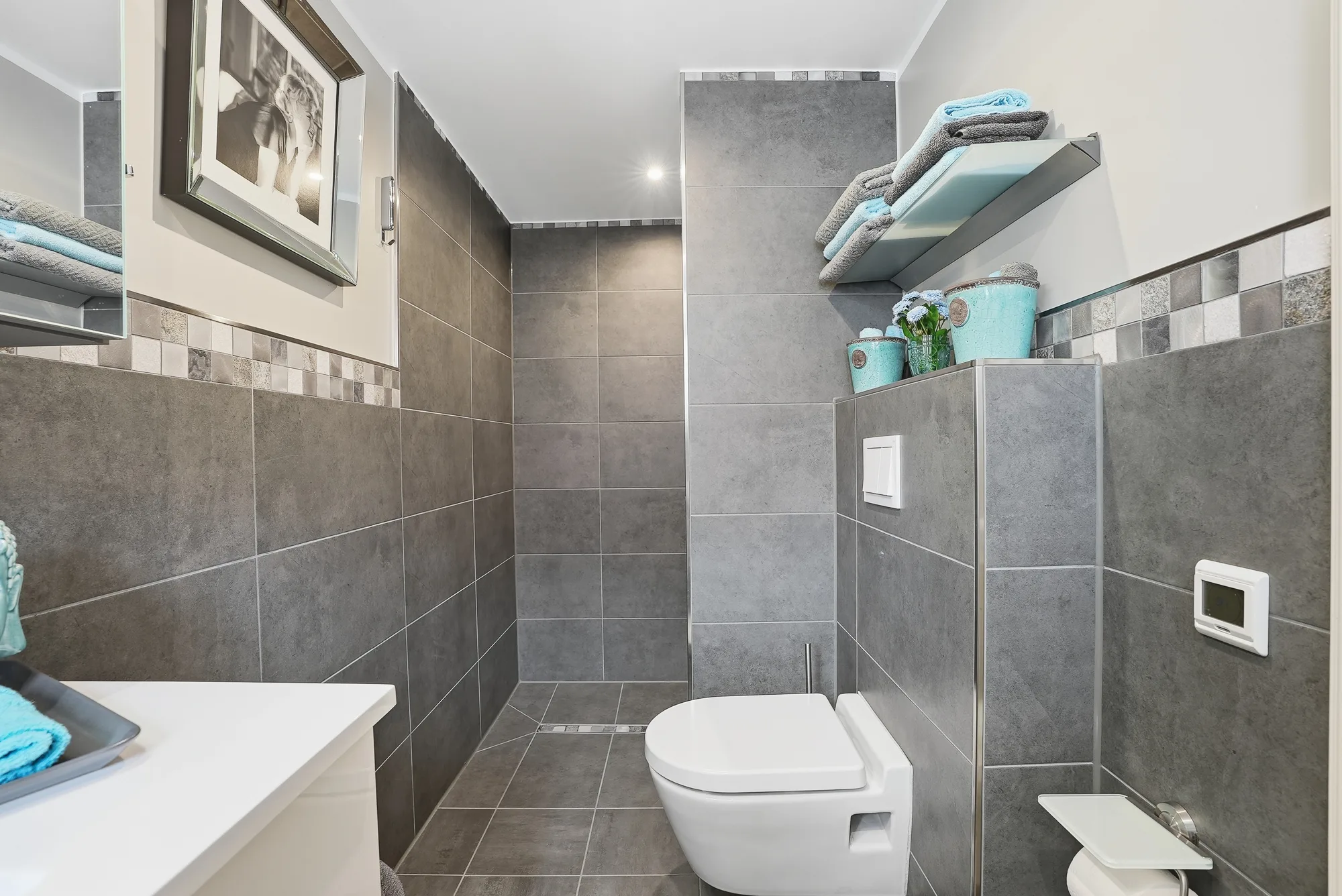 Badezimmer mit bodengleicher Walk-in-Dusche im Burghaus Grimersum