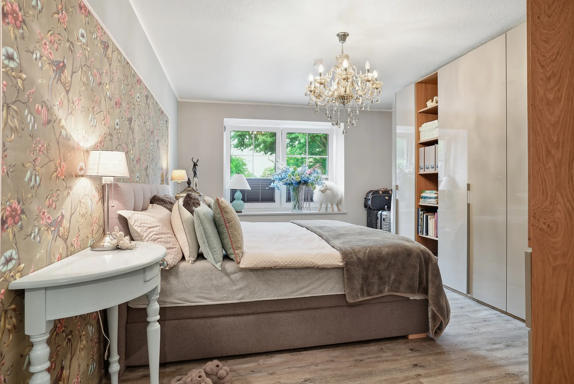 Elegantes Schlafzimmer als Schlafsuite mit eigenem Bad im Burghaus Grimersum