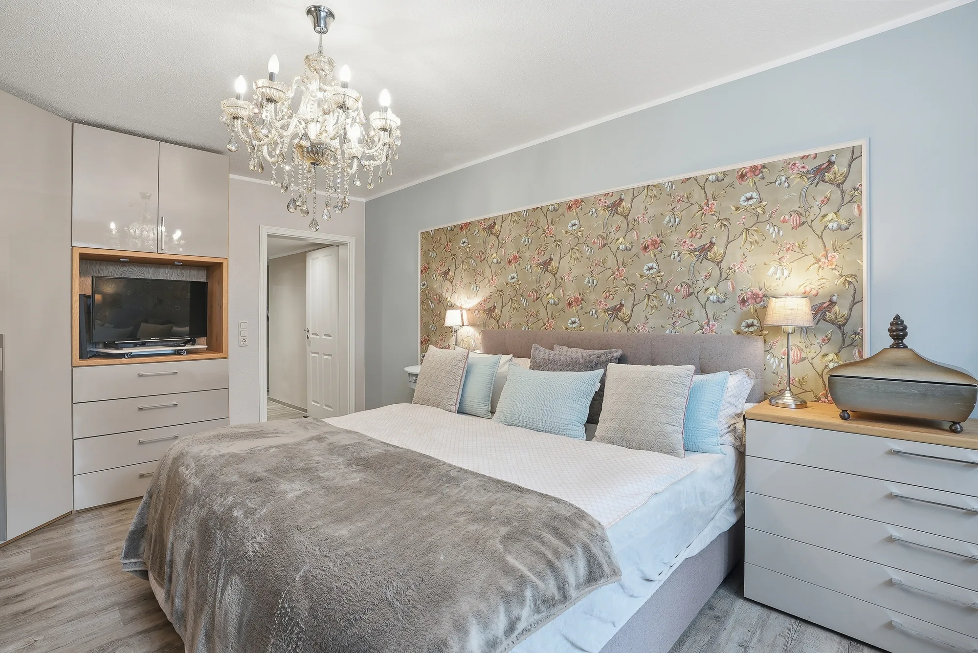 Großzügiges Hauptschlafzimmer mit eigenem Bad – Schlafsuite der Eigentumswohnung
