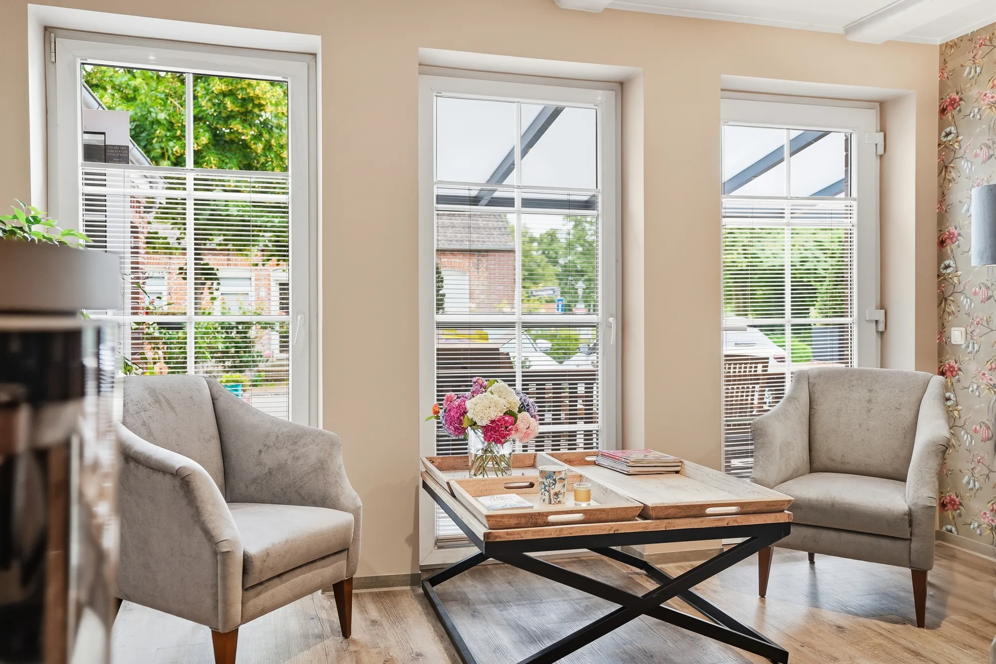 Gemütliche Sitzecke mit Sesseln am Fenster mit Gartenblick