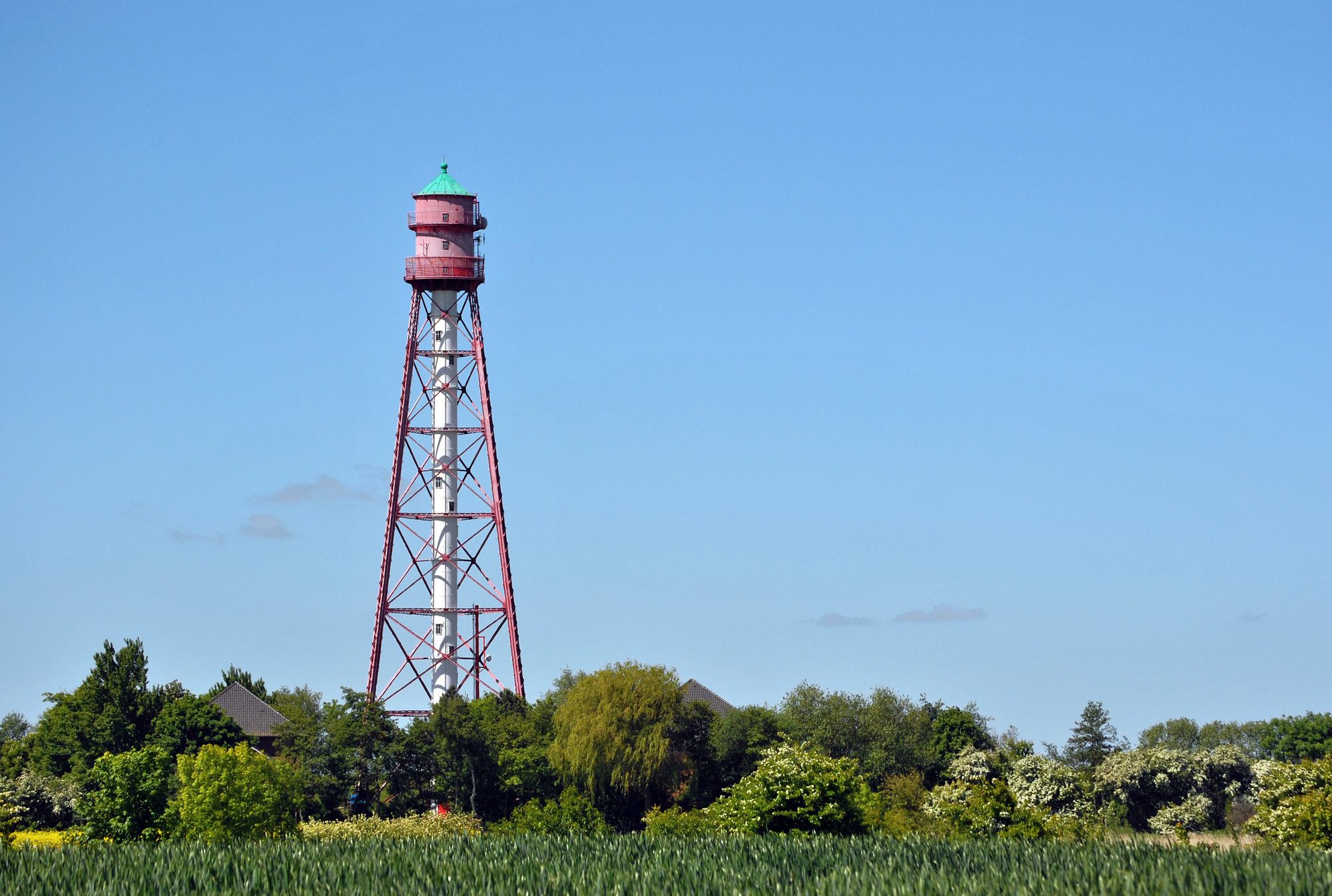 Der schwarz-weiße Campener Leuchtturm, der höchste Leuchtturm Deutschlands, in der Krummhörn