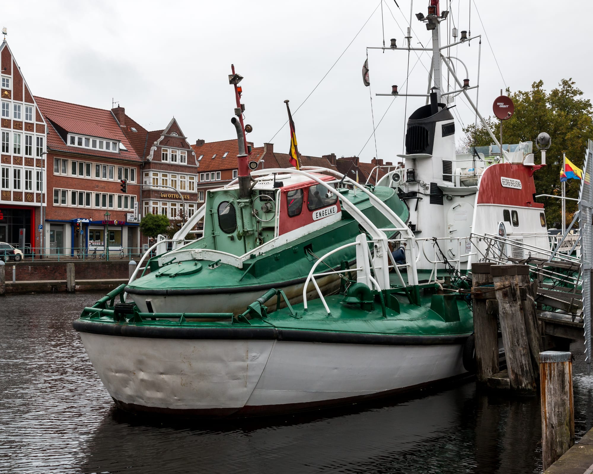 Historisches Museumsschiff im Ratsdelft von Emden