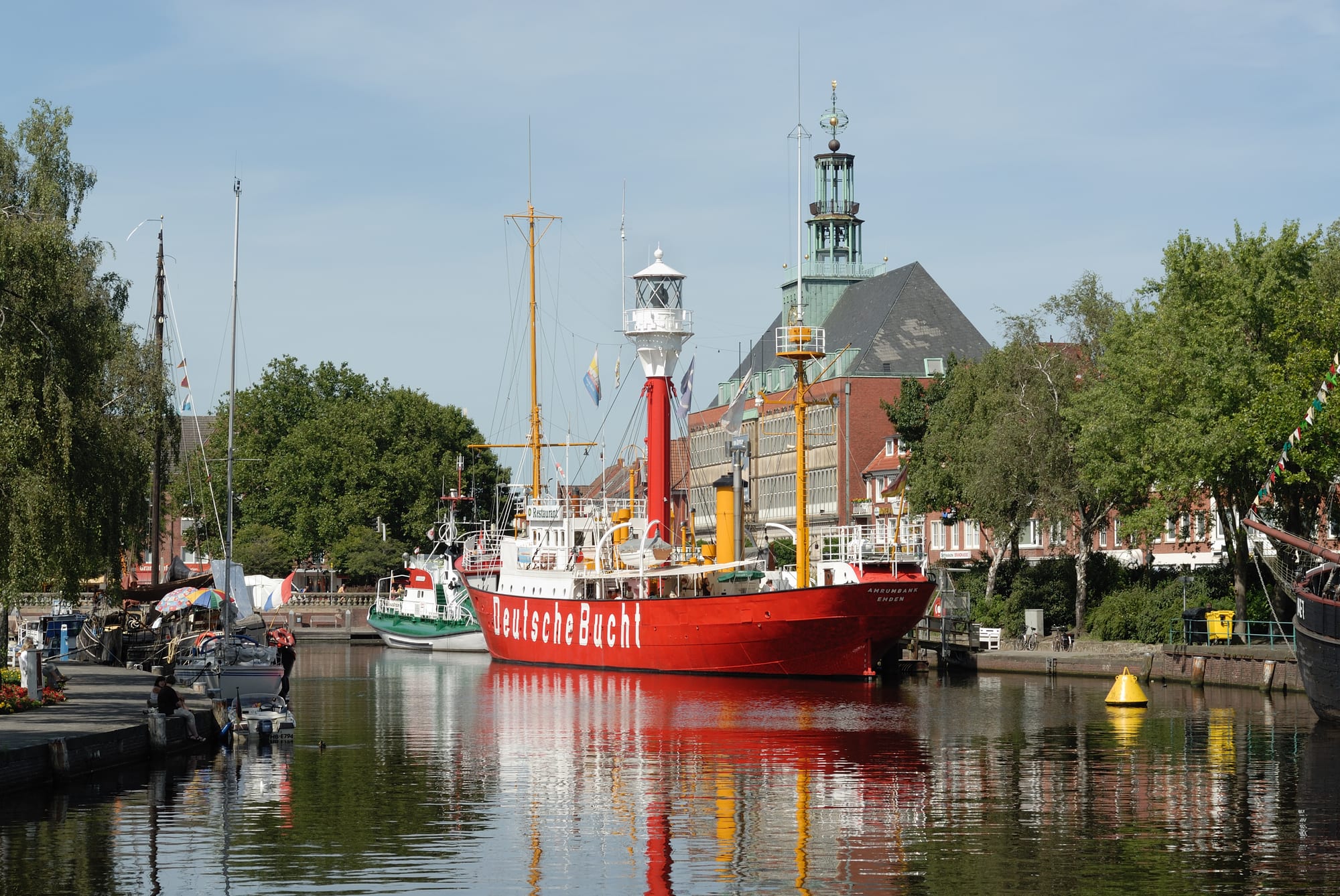 Der historische Ratsdelft mit Museumsschiffen und dem Rathaus von Emden
