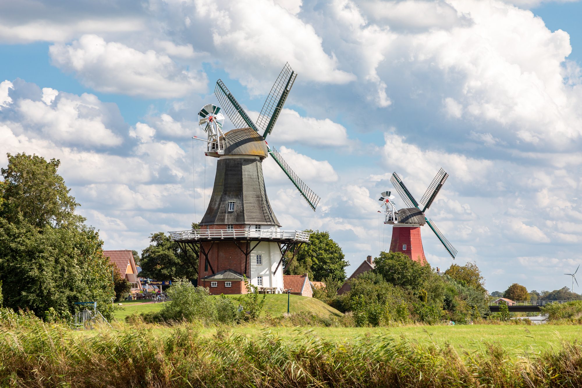 Die beiden Greetsieler Zwillingsmühlen am Rand des Fischerdorfs