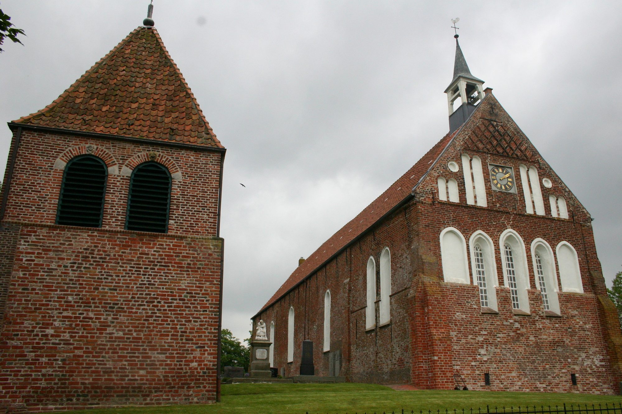 Historisches Backsteingewölbe im Inneren der Kirche von Grimersum