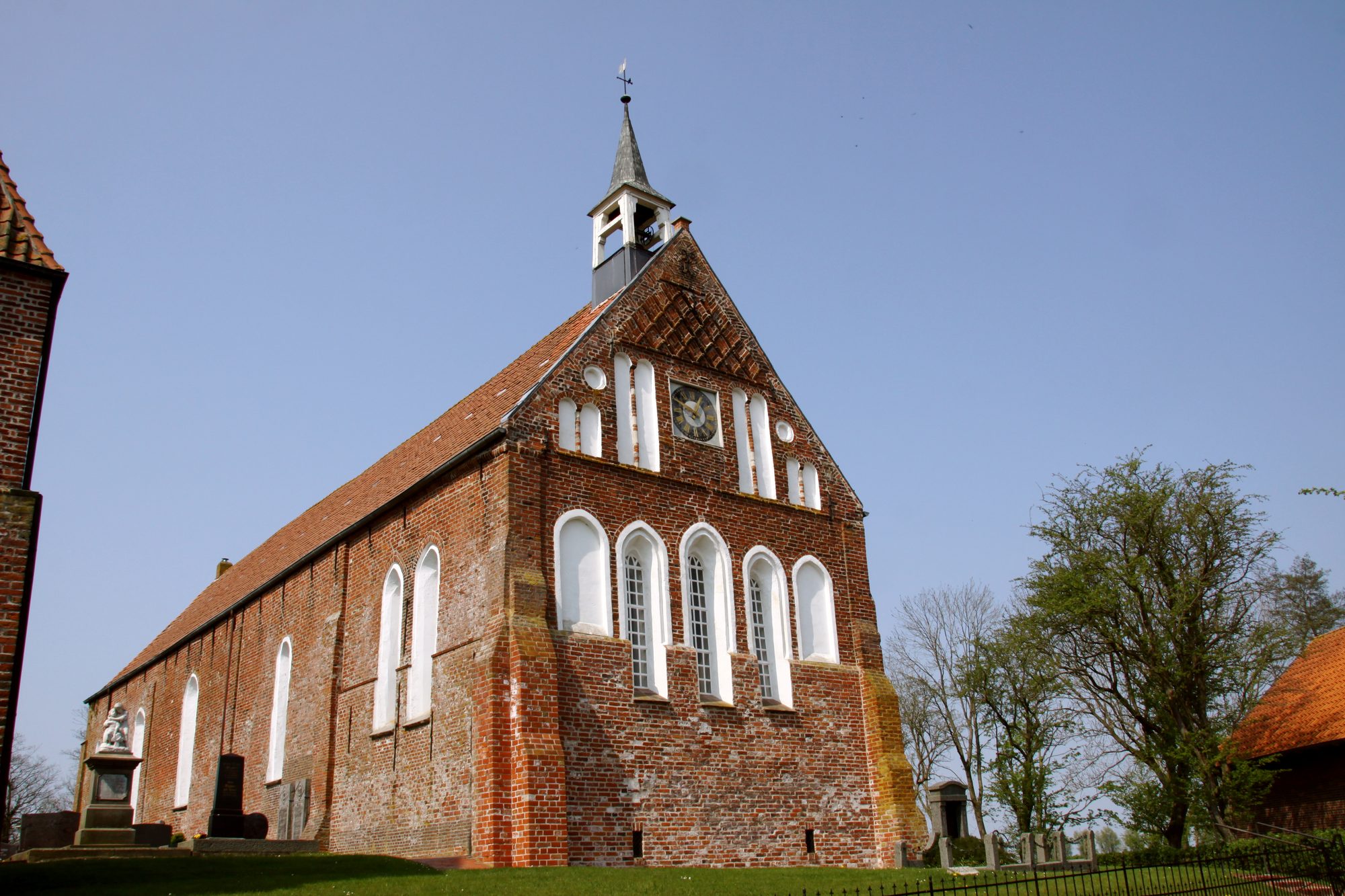 Historische Backsteinkirche im Warfendorf Grimersum in der Krummhörn