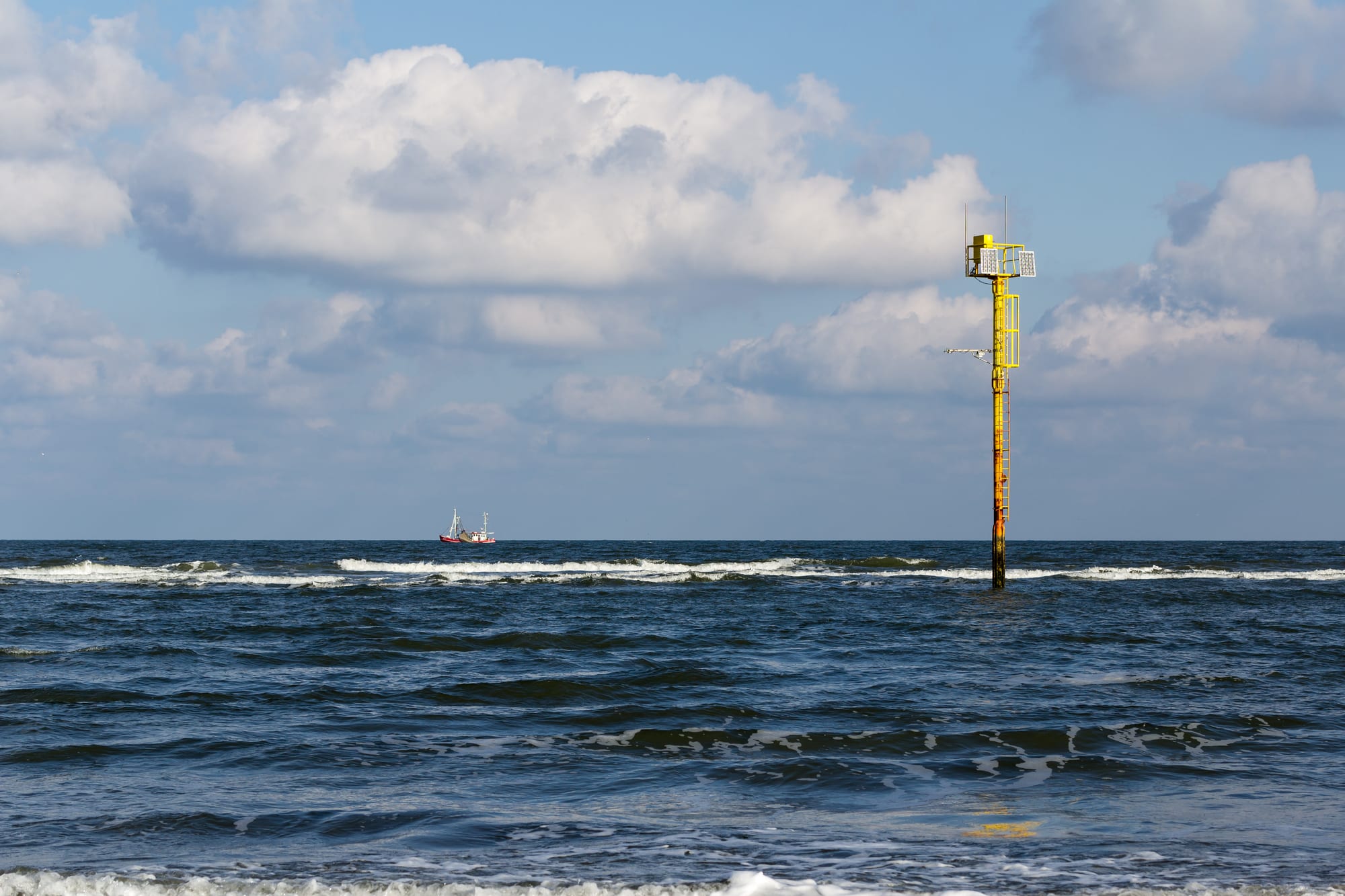 Wellen und offene Nordsee an der ostfriesischen Küste