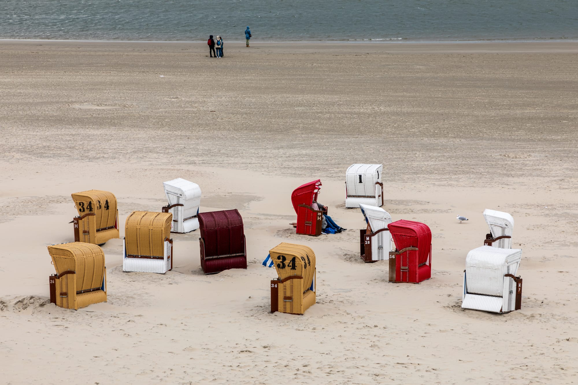 Bunte Strandkörbe am weiten Hauptstrand der Nordseeinsel Borkum
